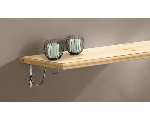 Holzregal mit zwei dekorativen Kerzenhaltern und einer Regalhalterung