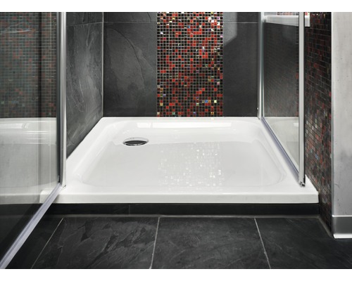 Ebenerdige Dusche mit Duschwanne im Badezimmer