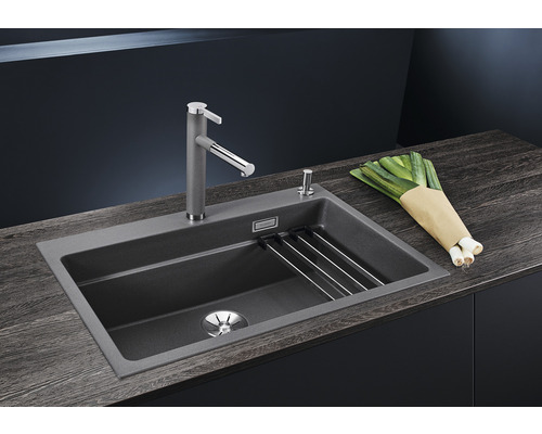 Spüle mit Abtropfgestell, Armatur und Lauch auf einer Arbeitsplatte