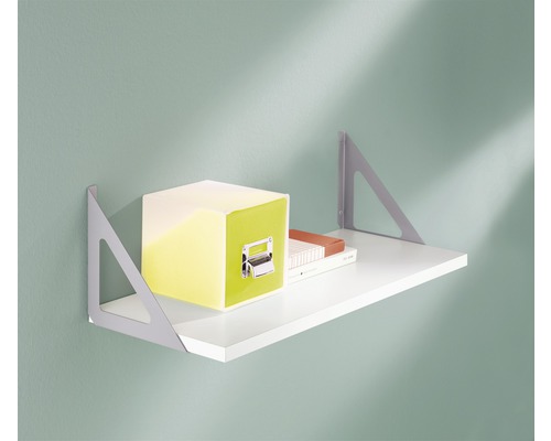 Wandregal mit Regalträgern, Ablagefläche und Dekoration