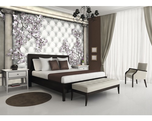 Chambre à coucher avec lit, table de chevet et papier peint à motifs floraux