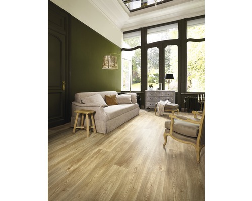 Salon lumineux avec canapé, fauteuil et parquet