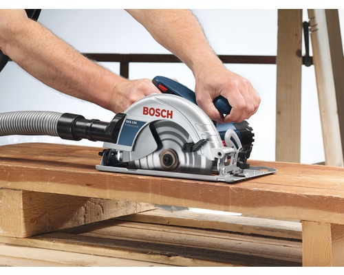 Scie circulaire portative Bosch coupant du bois