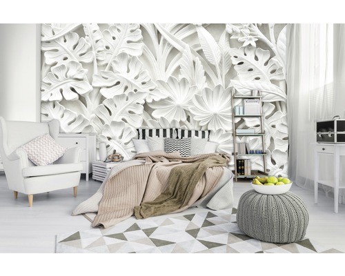 Chambre lumineuse avec décoration murale florale, fauteuil, lit et tapis