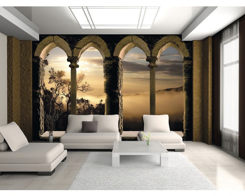 Salon avec papier peint photo représentant des arches en pierre et un paysage
