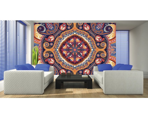 Salon avec papier peint à motifs et canapés blancs.