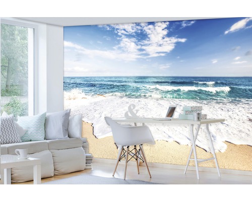 Salon avec papier peint photo avec motif de plage, canapé et bureau