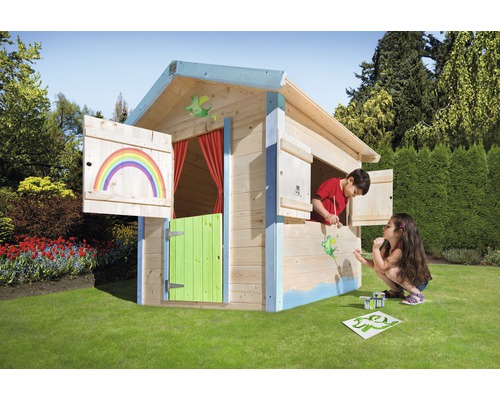 Maisonnette en bois avec des enfants en train de peindre dans le jardin.