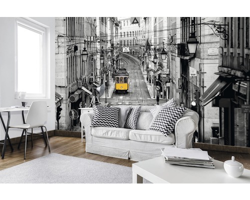 Salon avec papier peint photo d''un tramway jaune dans un paysage urbain en noir et blanc