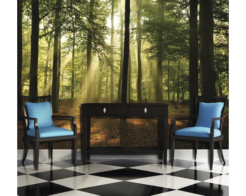 Dekoratives Interieur mit Waldtapete, Konsole und Stühlen auf einem Schachbrettmusterboden