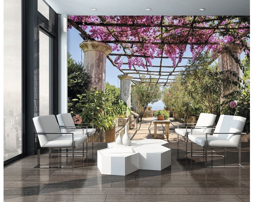 Espace de vie avec papier peint photo représentant une pergola avec des plantes en fleurs