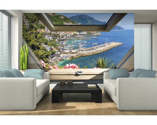 Salon avec papier peint photo représentant une vue sur une ville côtière et un port à travers une fenêtre