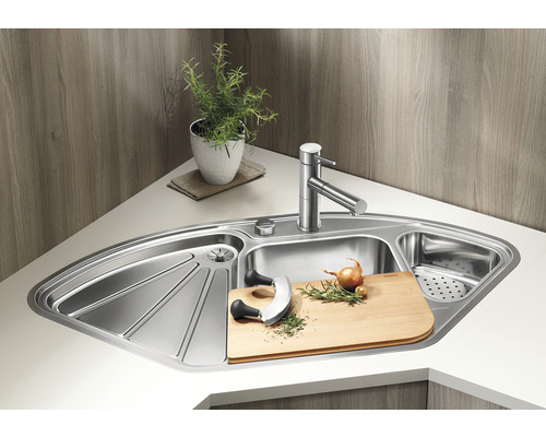 Évier d''angle avec égouttoir, robinet d''évier, planche à découper et hachoir à herbes