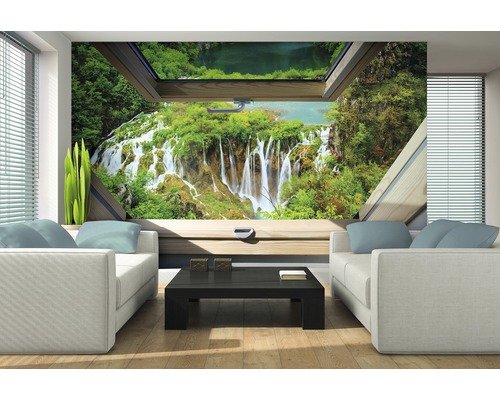 Salon avec papier peint photo représentant une cascade à travers une fenêtre de toit