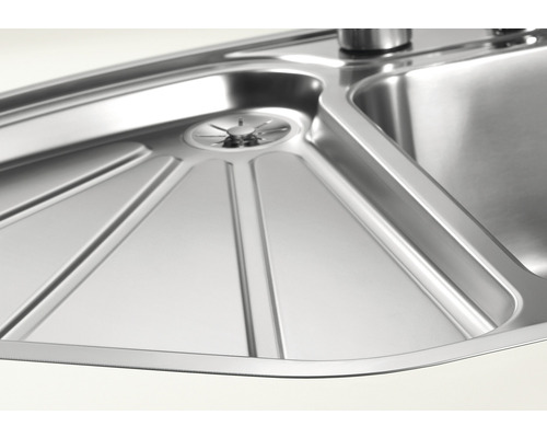 Vue détaillée d''un évier en acier inoxydable avec garniture d''écoulement