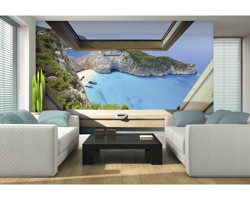 Salon avec papier peint photo représentant une vue sur une baie avec plage