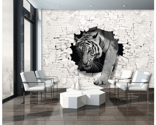 Salon avec un papier peint photo représentant un tigre blanc traversant un mur de briques blanches.