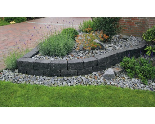 Gartenanlage mit Granitpalisaden und Steinen