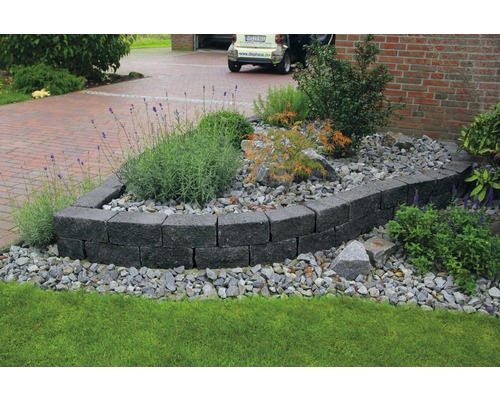 Garten mit Natursteinmauer und Kiesbeet