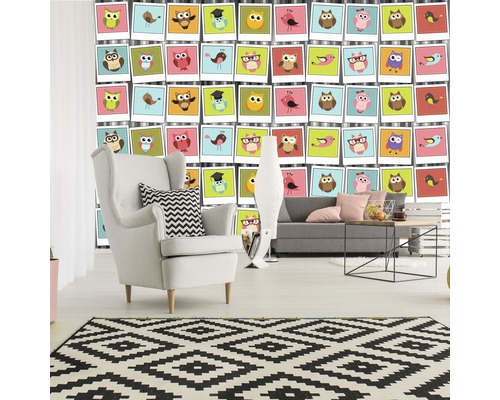 Salon avec fauteuil, canapé et papier peint photo avec des motifs de hiboux