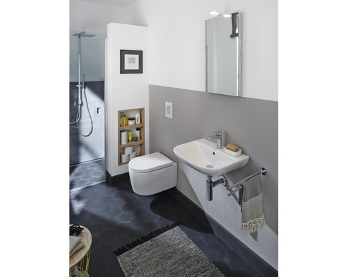 Salle de bains moderne avec toilettes, lavabo et douche