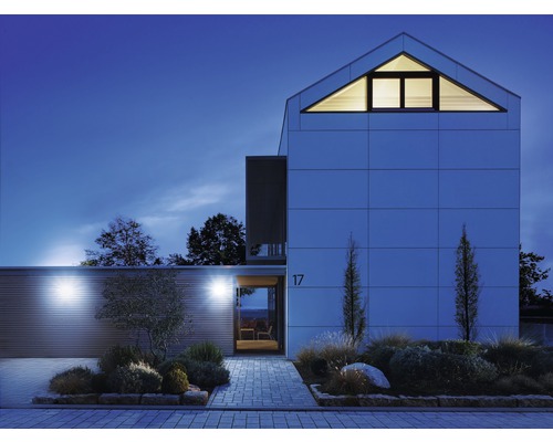 Vue extérieure d''une maison moderne avec jardin et éclairage