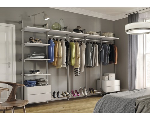 Modernes Schlafzimmer mit begehbarem Kleiderschrank aus Metall und Regalböden