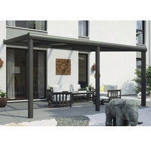 Terrasse mit Terrassenüberdachung und Sitzmöbeln im Aussenbereich
