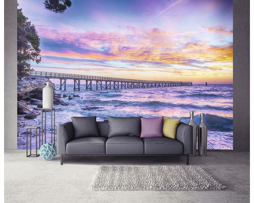 Salon avec papier peint photo représentant une jetée au coucher du soleil