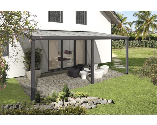 Pergola de terrasse en aluminium et verre sur une maison d''habitation avec mobilier de jardin