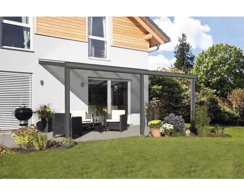 Toit de terrasse en aluminium avec mobilier de jardin sur une terrasse