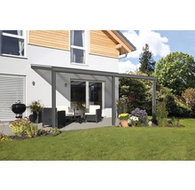 Terrassenüberdachung aus Aluminium mit Gartenmöbeln auf einer Terrasse