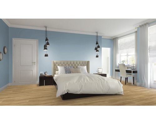 Chambre à coucher avec lit, tables de chevet, bureau et suspensions