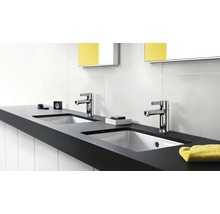 Modernes Badezimmer mit zwei Waschbecken, Armaturen und Spiegel