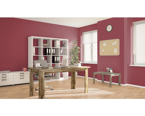 Büro mit Schreibtisch, Regalen und Büromaterial