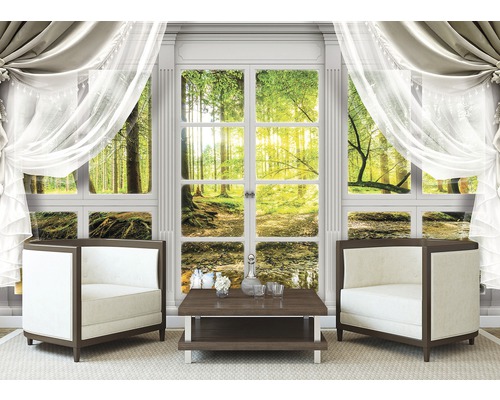 Dekorative Wand mit Fensterblick auf einen Wald, umgeben von Sesseln und einem Tisch