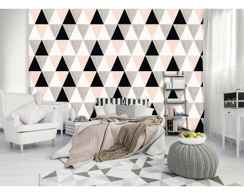 Chambre à coucher avec papier peint à motifs géométriques triangulaires
