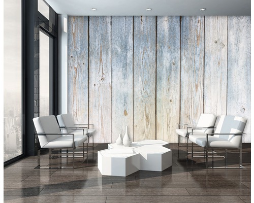 Heller Raum mit Holzvertäfelung, weißen Sesseln und modernem Tisch