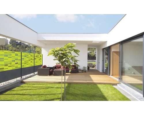 Moderner Garten mit Sichtschutzzaun, Holzterrasse und Rasenfläche.