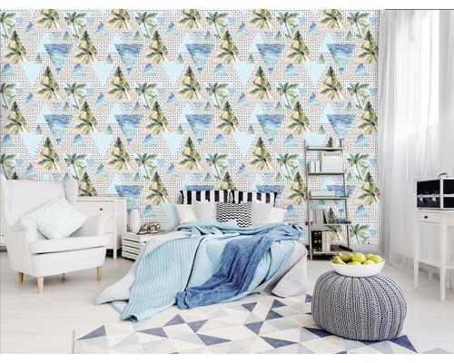 Schlafzimmer mit geometrischer Palmen-Tapete, Bett und Möbeln