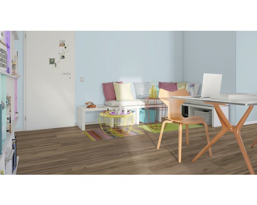 Pièce lumineuse avec bureau, chaise, banquette et plancher en bois