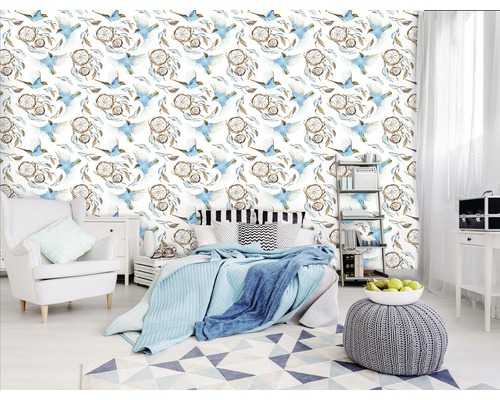 Salon avec papier peint à motif d''oiseau et d''attrape-rêves