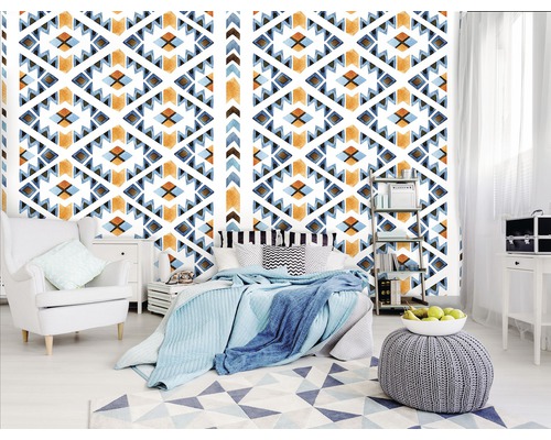 Chambre avec papier peint à motifs, lit et meubles