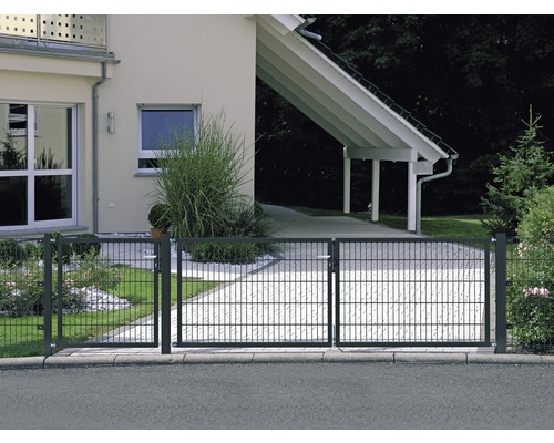 Portail double en métal avec grillage devant une maison