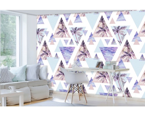 Espace de vie avec papier peint à triangles géométriques et motif de palmier