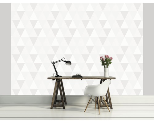 Bureau avec papier peint géométrique, bureau, lampe, chaise et vase de fleurs