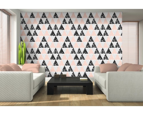 Salon avec canapé et papier peint à motif géométrique triangulaire