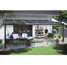 Terrasse mit Überdachung, Gartenmöbeln und Grillplatz für entspannte Stunden im Freien
