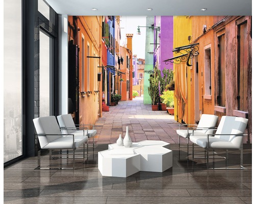 Intérieur avec papier peint photo d''une ruelle colorée