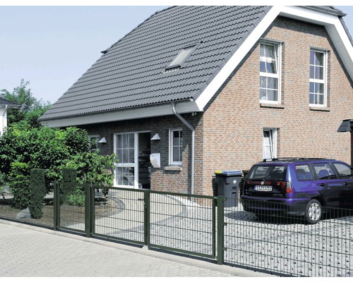 Doppelstabmattenzaun vor einem Wohnhaus